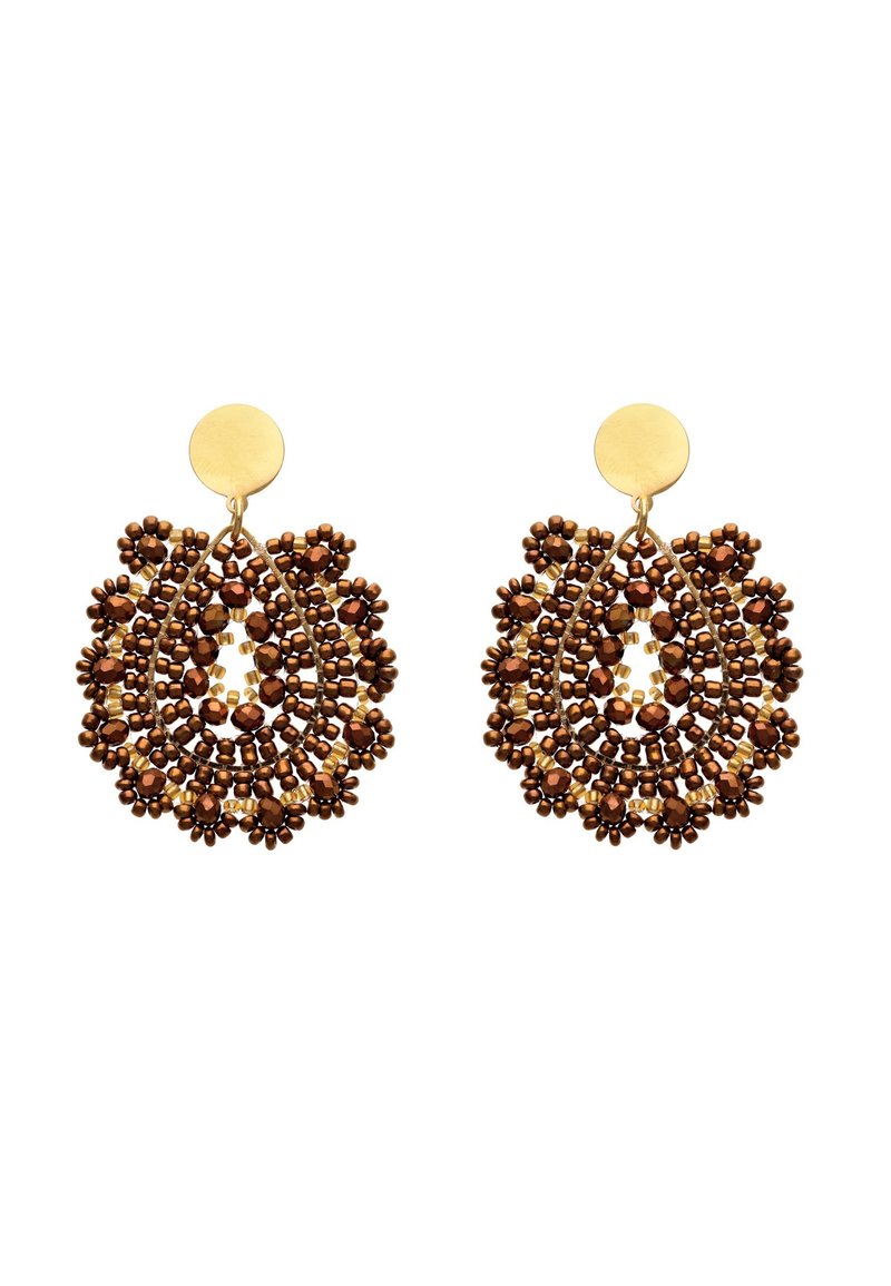 Náušnice v zlaté barvě s propracovaným korálkováním v odstínech hnědé, s kruhovým puzetovým zapínáním a vrstveným tvarem ve tvaru kapky.