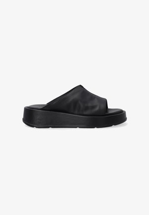 Černé nazouvací sandály s širokým, měkkým svrškem z kůže. Mají tlustou, structurovanou podrážku a otevřenou špičku.