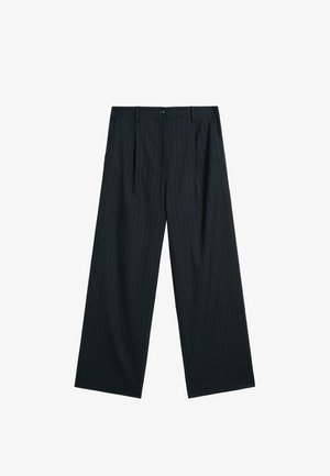 Dunkel gestreifte weite Hosen mit Knopfverschluss, Falten an der Vorderseite und einer glatten Textur. Dehnbare Stoffe für Komfort.