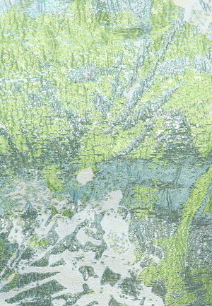 Gros plan sur un tissu avec des motifs floraux et feuillages complexes en vert, bleu et blanc, tissés dans un design texturé.