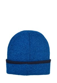 Wełniana niebieska czapka z teksturowanym wykończeniem i ciemnoniebieskim zawijanym rantem, z subtelnymi różnicami w kolorze i wzorze.