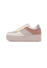 Sneaker platform con design multicolore in crema, rosa, grigio e giallo. Presentano superfici testurizzate e una suola in gomma spessa.