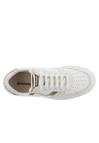 Sneaker bianco con punta perforata, dettagli in suede e un logo laterale dorato lucido. Presenta un design con lacci e una soletta con marchio.