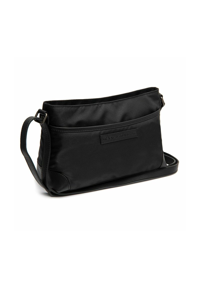 Borsa a tracolla nera in tessuto con un design elegante, dotata di chiusura con zip, tracolla regolabile e una discreta etichetta con logo sul davanti.