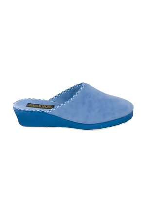 Zapatilla deslizante azul claro con un tacón ligeramente elevado y parte superior de tela suave, diseñada para la comodidad en interiores.