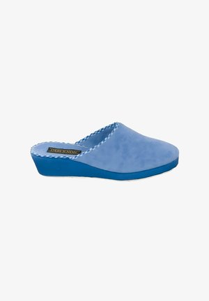 Zapatilla deslizante azul claro con un tacón ligeramente elevado y parte superior de tela suave, diseñada para la comodidad en interiores.