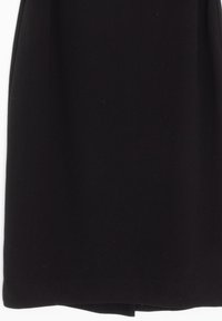 Musta polvipituinen hame, joka on valmistettu sileästä kankaasta. Hameessa on suoraviivainen leikkaus ja näkymätön sivuvetoketju. Ei kuvioita eikä koristeita.