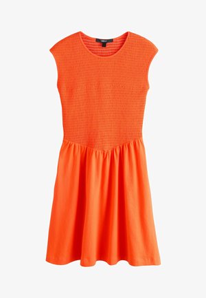 Jasnopomarańczowa sukienka bez rękawów z teksturowanym dopasowanym gorsetem i rozkloszowanym dołem, okrągłym dekoltem oraz metką marki przy kołnierzu.