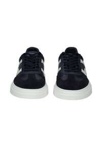 Granatowe sneakersy z białą podeszwą, wykonane z zamszu i skóry, z płaskimi sznurówkami oraz smukłym designem z subtelnymi akcentami po bokach.