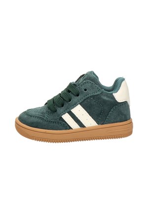 Groene suède kindersneaker met witte strepen, bruine rubberen zool en zwarte veters, gezien vanaf de buitenkant.