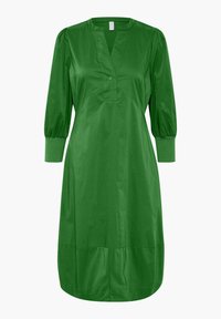 Grön klänning med V-ringning, knapplist och puffärmar. Tillverkad av ett glatt tyg, har åtsittande manschetter och en rynkad fåll.