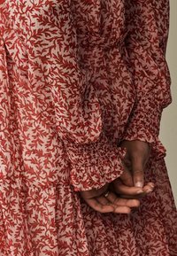 Laura Ashley RUFFLE - REGULAR FIT - Maksi garuma kleita - red rowland vines