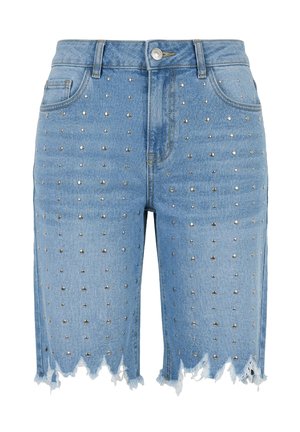 Lyseblå denimshorts med sølvnitter over det hele og frynsete, takkede kanter under knæet.