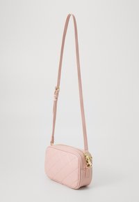 Bolsa de tiracolo acolchoada em rosa, feita de couro sintético, com um fecho dourado e alça ajustável. Forma retangular compacta com textura suave.