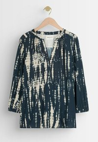 Námořnická modrá a krémová blůza s tie-dye vzorem, s tříčtvrtečními rukávy, skládaným výstřihem a uvolněným střihem, vyrobená z lehkého materiálu.