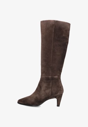 Bruine suède kniehoog laars met een spitse neus en een slanke hak. Gladde textuur en slank ontwerp, zonder zichtbare hardware of patronen.