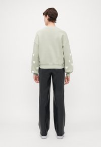 ONLY Tall ONLMACY O NECK BOX - Pusa - desert sage/cloud dancer