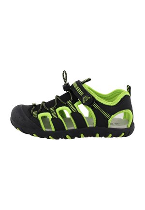 Sandalia cerrada en negro y verde neón con correa ajustable y cordones elásticos, diseñada para actividades al aire libre o acuáticas.