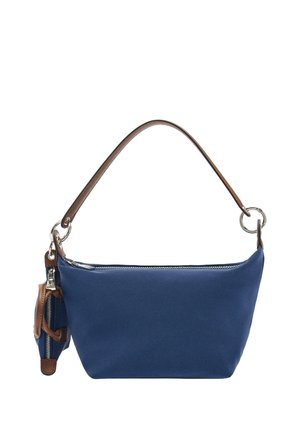 Niebieska torebka z brązowym skórzanym uchwytem i dołączoną małą kieszonką na zamek, srebrnym zamkiem błyskawicznym i metalowymi pierścieniami na końcach uchwytu.