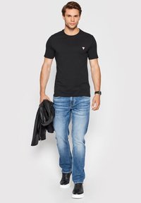 Guess KURZARM - Lihtne T-särk - schwarz