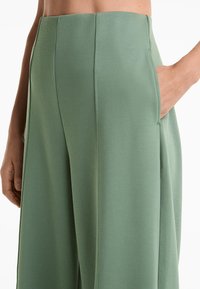OYSHO SUPER HIGH RISE PIQUÉ WITH COTTON - Hlače - green