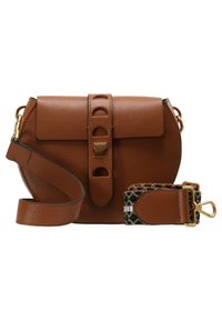 Braune Leder-Crossbody-Tasche mit strukturiertem Design. Verfügt über einen Deckel, dekorative Ausschnitte und einen gemusterten Schulterriemen. Akzente in Gold.