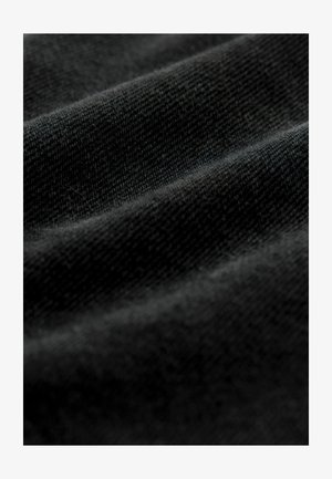 Must värvi puuvillane kangas, millel on sile tekstuur, näidates peeneid sooni ja voldikesi, luues pehme ja painduva välimuse.