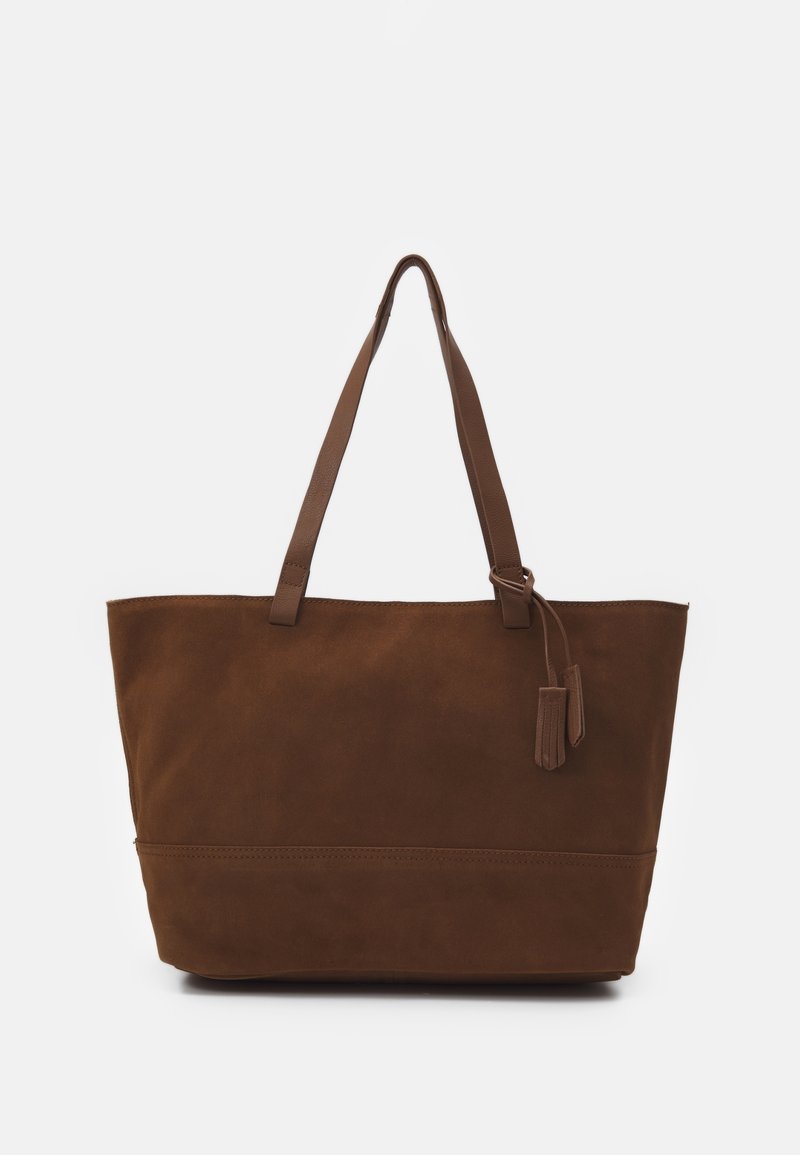 Stor brun mockaväska med två långa handtag och två små hängande läderlappar på en helt vit bakgrund.