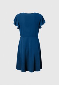 Krátký rukáv, tmavě modré šaty s volným střihem, rozšířenou sukní a texturovanou tkaninou. Obsahují kulatý výstřih a decentní sklady.