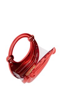 Rød transparent taske med et rundt håndtag, guld hardware og et åbent design, der afslører en skinnende finish og glat tekstur.