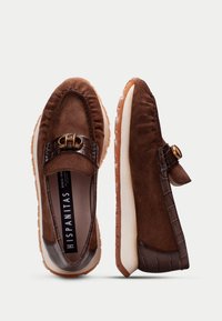 Scarpe slip-on in suede marrone con un accento in faux-coccodrillo marrone testurizzato, punta arrotondata e dettaglio decorativo con fibbia sulla cinghia.