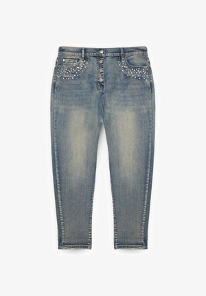 Jeans in denim azzurro chiaro con vestibilità slim, caratterizzati da dettagli decorativi con borchie sulle tasche frontali e chiusura con bottoni.