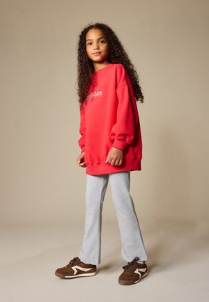 Next, REGULAR FIT - SWEATSHIRT AND FLARE LEGGINGS SET  . - Sweatshirt - red grey slogan