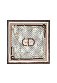 Sciarpa di seta con un motivo a rete decorato da dettagli a catena d'oro, un logo centrale e nappine. Lo sfondo presenta bordi marroni e crema.