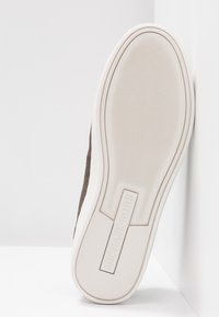 MICHAEL Michael Kors KEATON LACE UP - Αθλητικά παπούτσια - brown