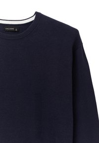 Marineblaue Rundhals-Strickpullover aus weichem Material. Mit einem gerippten Kragen in Weiß und einem entspannten Schnitt. Das Etikett trägt die Aufschrift "CALLIOPE", Größe L.