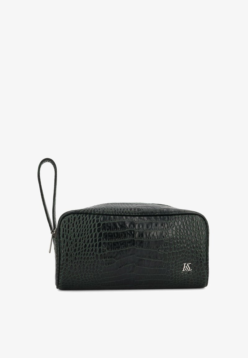 Trousse de toilette rectangulaire noire avec texture crocodile, bracelet de poignet et logo "KS" argenté dans le coin inférieur droit.