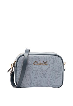 Borsa a tracolla grigio chiaro con chiusura a zip, caratterizzata da un motivo con timbri di viaggio e logo dorato. Include una tracolla staccabile per versatilità.