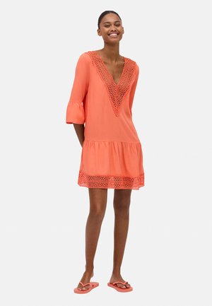Korallkleid aus leichtem Stoff mit einem V-Ausschnitt und Spitzenverzierungen sowie ausladenden Dreiviertelärmeln, abgerundet mit einem Spitzenaufsatz.