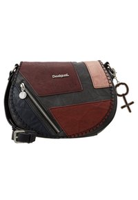 Křížová taška vyrobená z texturované syntetické kůže v černé, burgundské a růžové barvě. Obsahuje stříbrný zip, akcenty šití a přívěsek.