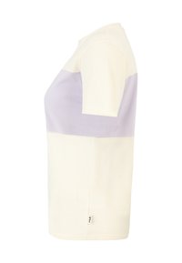 Vaaleanpunainen ja vaaleanlila puuvillapaita lyhyillä hihoilla, jossa on väriblokkauksia ja pieni logotagi sivussa.