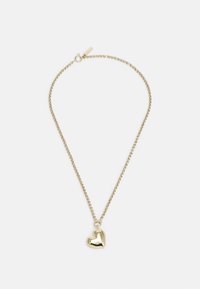 Collana in oro con ciondolo a forma di cuore liscio e lucido. La catena è collegata, aggiungendo texture e dimensione al design.