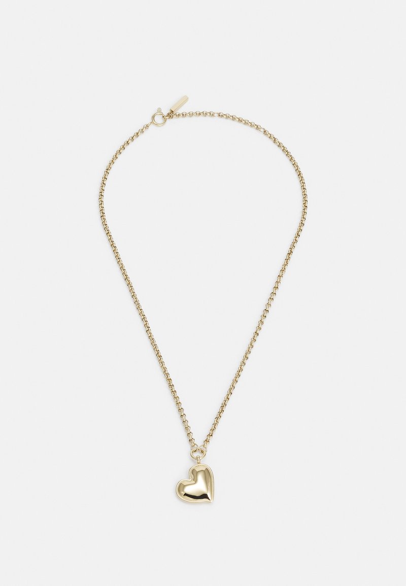 Collana in oro con ciondolo a forma di cuore liscio e lucido. La catena è collegata, aggiungendo texture e dimensione al design.
