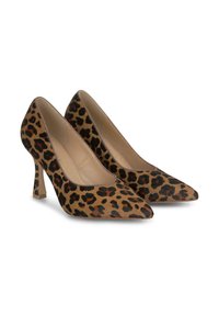 Zapatos de tacón alto de estampado de leopardo con acabado de ante texturizado. Presentan punta afilada y un tacón delgado y angulado. La paleta de colores incluye tonos marrones, beige y negro.