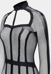 Zwarte visnet bodysuit met lange mouwen, met een hoge kraag, gestructureerd paneelontwerp en open gebieden voor een unieke geometrische vorm.