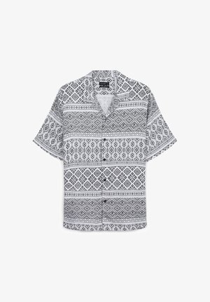Kurzarmhemd mit einem schwarz-weißen geometrischen Muster aus Rauten und Linien, aus leichtem Stoff gefertigt.