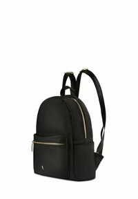 Czarny plecak wykonany z nylonu z złotymi zamkami, okrągły kształt, regulowane szelki oraz przednia kieszeń z zamkiem błyskawicznym.