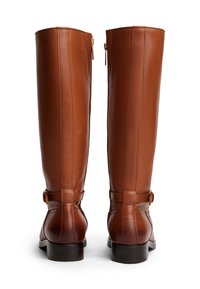 Brune lærstøvler til knæene med en glat tekstur, præget af sidelukninger og en simpel spændeaccent. Robuste, flade hæle.