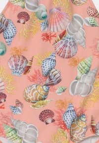 Tecido de roupa de banho em rosa coral com várias conchas do mar e designs de coral em estampas coloridas, incluindo padrões listrados e manchados.
