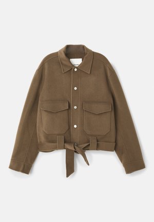 Brun cropped jakke lavet af blødt materiale, med to frontlommer, trykknapper og et bundet bælte i taljen.